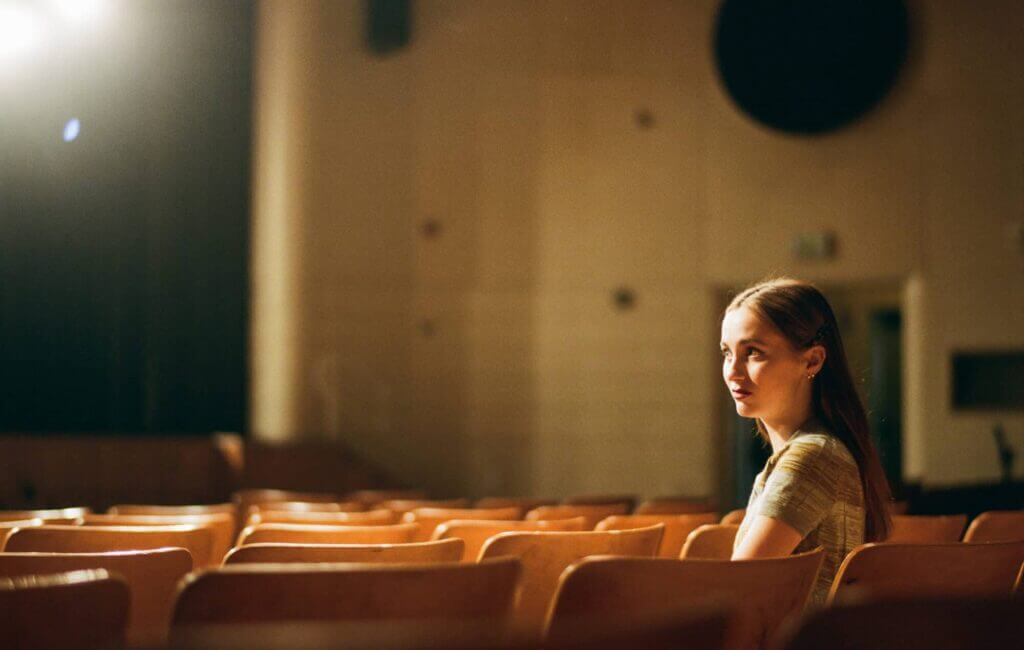  Maude Apatow assise theatre